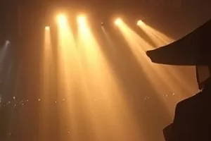 《迟到的春天》旧火车与田野剧照
